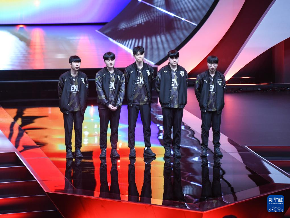 包含BLG鏖战RNG，Caps团战一打五顶尖较量八强赛，强势挺进下一轮的词条